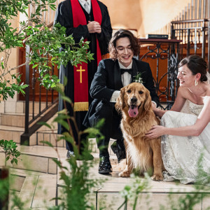 【挙式】大切な愛犬も参加するチャペル挙式。祭壇で二人の誓いをすぐそばで見守る。新郎新婦やゲストの笑顔がこぼれるアットホームで温かな挙式に|アネーリ大宮（旧：ヴィラ・デ・マリアージュさいたま）の写真(55281418)