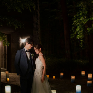 【ナイトシーン】夜というだけで“特別感”がぐっと高まる。光と夜景に包まれるシーンは、非日常感あふれる特別な時間。ゲストと笑顔で過ごす瞬間は、どこを切り取っても絵になる|アネーリ大宮（旧：ヴィラ・デ・マリアージュさいたま）の写真(52469127)