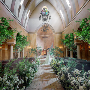 【教会】天井高16m・全長11mのバージンロードを誇るチャペルは、シンプル且つ温かみのある色合いと光の演出が花嫁をきれいに映し出す。2人だけの永遠を温かな光に包まれて誓う|アネーリ大宮（旧：ヴィラ・デ・マリアージュさいたま）の写真(55281091)