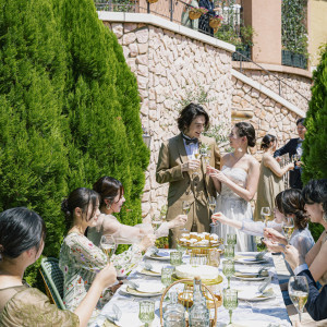 【ガーデン】まるでマルシェのようなナチュラル演出。会話と笑顔が広がる、美味しいウエルカムシーン。南フランスの街角で、家族や友人と過ごす心地よい時間は、自然に笑顔がこぼれる|アネーリ大宮（旧：ヴィラ・デ・マリアージュさいたま）の写真(54175593)