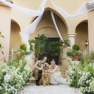 【ガーデン挙式】大切な家族の一員である愛犬やペットと一緒に迎える特別なセレモニー。挙式でのリングドッグやガーデン・披露宴会場でのフォトタイムなど、ふたりらしい演出が叶う|アネーリ大宮（旧：ヴィラ・デ・マリアージュさいたま）の写真(54154846)