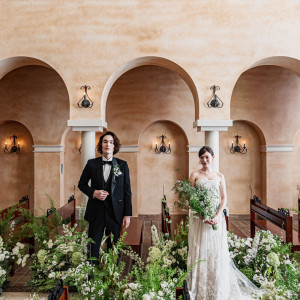 【教会】温かみある土壁とアーチが印象的なチャペル。豊かな緑と白の花々が、スタイリッシュな二人の門出を彩る。ナチュラルで厳かな誓いを。|アネーリ大宮（旧：ヴィラ・デ・マリアージュさいたま）の写真(55281274)