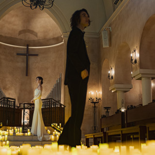 キャンドルの優しい灯が幻想的な空間を照らす。昼間とは全く異なる、格調高い写真撮影が実現可能