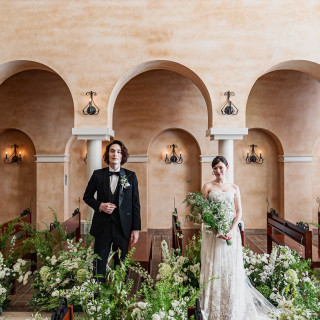 光と影が織りなすシルエットが美しい、重なったふたりのシルエットがフォトスポットに。