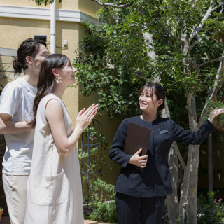 都心からのアクセスも快適。駅近ながら緑と光に包まれた非日常のウエディング空間