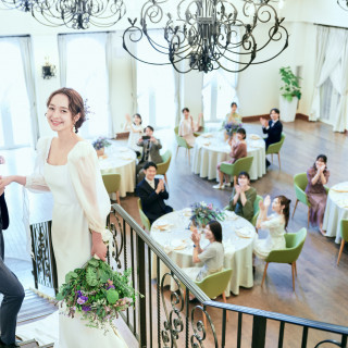 祝福の拍手に包まれて、いよいよパーティーの幕開けは、2階からの入場も可能