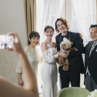 アットホームな会食だからこそ自然体で撮れる家族写真。会食と和やかで一体感に満ちたひととき