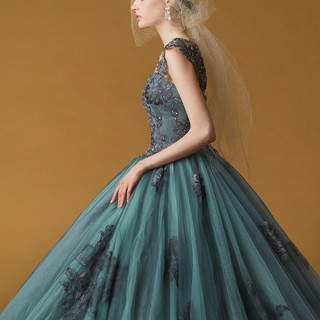 優しい着心地と洗練されたデザイン。体に負担をかけず美しさを叶える特別な一着