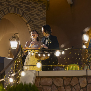 夜空の下で叶える、しあわせのガーデンナイトパーティ。灯りに導かれて、ふたりの夜が始まる