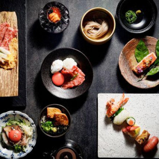 お箸で味わう、繊細で奥深い和の心。幅広い年代のゲストに喜ばれる、四季折々の厳選コースです。