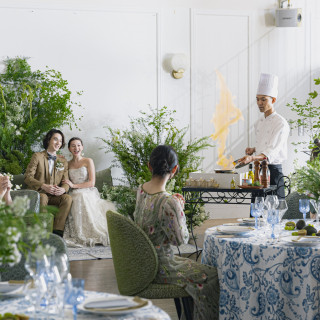 南仏の街並みに映える和装姿。異国情緒と伝統美が調和する、新しいスタイルの結婚式