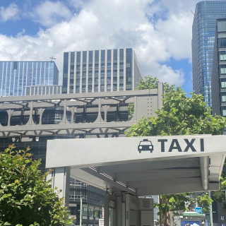 駅からのタクシー送迎チケット利用も便利。南仏の街並みが広がる非日常の世界へすぐに到着