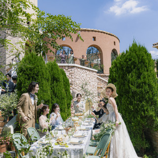 心地よい風の中でカジュアルに乾杯したり、笑顔のフォトタイムを楽しんだり。自然体で過ごす空間