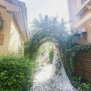 石畳の小径にかかる美しい緑のアーチは絶好のフォトスポットに。プロヴァンスの風を感じる空間