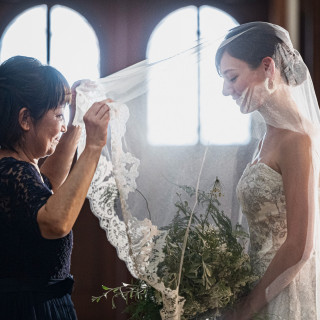 想いをそっと重ねる、母と娘の眼差しは、永遠の想い出に。温かな絆を感じる少人数ウェディング