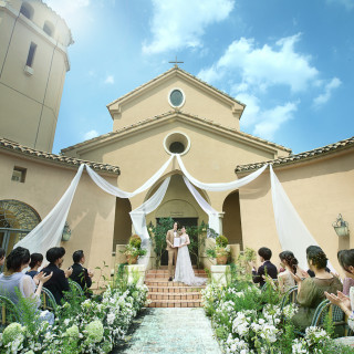 ゲストからの温かい拍手と舞い散る花びらに包まれ、笑顔が溢れるアットホームな挙式