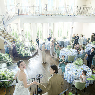 ガーデンとひと続きの開放的な会場。自然光と緑に包まれた、笑顔あふれる祝宴を。