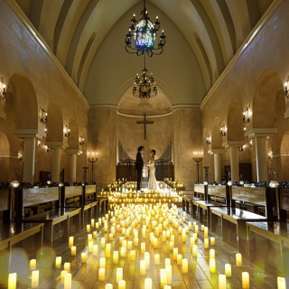 キャンドルの灯りに浮かび上がる、ふたりの姿。ナイトウエディングならではの光景