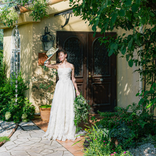 街の喧騒を忘れさせる緑溢れるエントランス、緑と光に包まれた南仏の街。ドレス姿が1番映える色