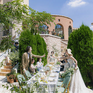 披露宴会場に併設のプライベートガーデンでパーティ。花と笑顔が咲くガーデンウエディング