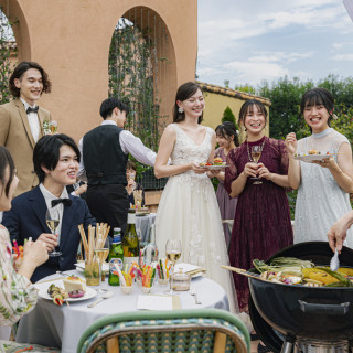 開放感あふれるガーデンで、ゲストと楽しむBBQパーティ。香ばしい香りと笑顔が広がる