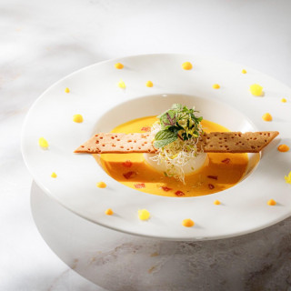 まるでアートのような一皿。旬野菜の甘みが詰まった濃厚ポタージュに食感のアクセントを添えて。