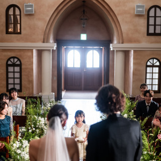 フランスの陽光が降り注ぐ教会で、家族の想いとともに誓う、心温まるセレモニーを