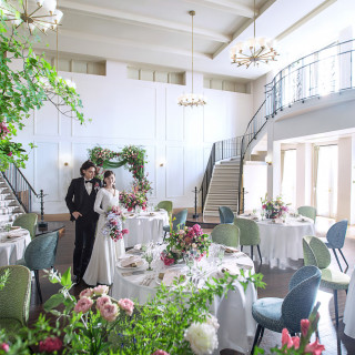 白壁とダークブラウンの床が、装花の色味を引き立てる。コーディネートを楽しめる会場