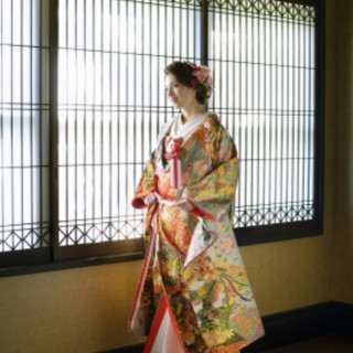 柔らかな光に映える和装姿。格式と温もりが調和する、心に残る晴れの日