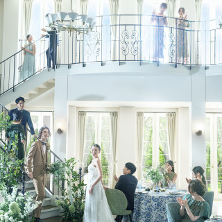 緑と光に包まれた爽やかな祝宴。笑顔のシャワーを浴びて、ふたりの物語が動き出す