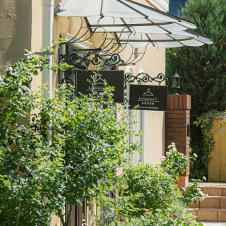 南フランスの街に溶け込む心地よい設備を贅沢に使用できる。温もりの街で叶える心地よい空間