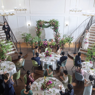 希少な「V字階段」が象徴のナチュラルな空間。モダンな感性で自由なパーティを創造する