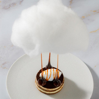 思わず写真に撮りたくなる「魔法のティラミス」。ふわふわの雲が可愛い、アネーリ特製デザート