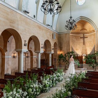 フランスの教会を思わせる、温もりと気品に包まれたチャペル。自然光とキャンドルが優しく包む。