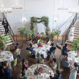 祝福の拍手に包まれて、いよいよパーティーの幕開けは、2階からのV字の階段入場も可能