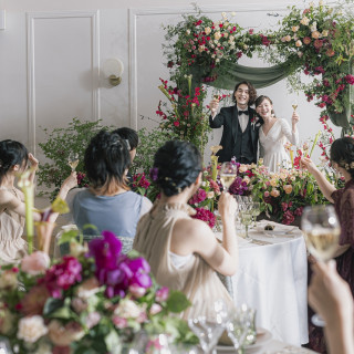 笑顔のシャワーを浴びて、ふたりの物語が動き出す。フォトスポットがおふたりならではの装飾に