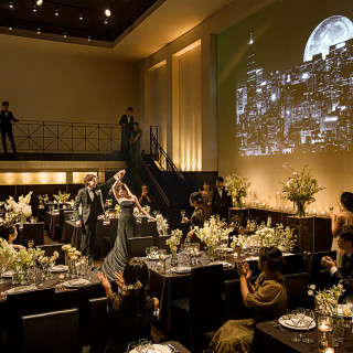 星のきらめきに包まれた和装姿。伝統美と幻想的な光が調和する特別な瞬間を