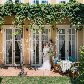 葡萄棚の木漏れ日が心地よいガーデンテラス。テラコッタ色と緑色のコントラストが美しい