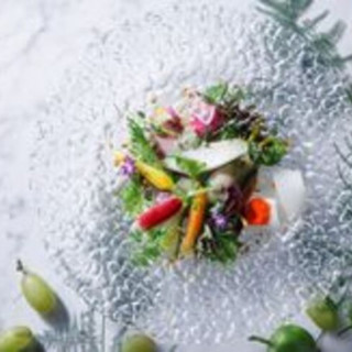 季節の食材を使用し、目にも美しくまた素材の繊細な味に拘る、心を込めた料理でもてなす結婚式