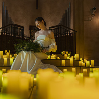 キャンドルの灯りが、高い天井のチャペルを荘厳に照らす。印象的なナイトウェディング