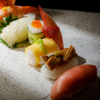 鮪や鰻、鮮やかな海鮮の数々。一口で頬張る幸せをゲストへ贈る、アネーリ特製の握り寿司。