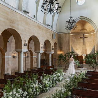 白ドレスが映える南仏の教会。南仏の温もり感じる大聖堂チャペル。