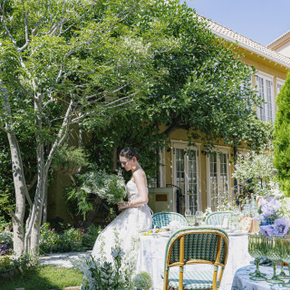 花と笑顔が咲くガーデンウエディング。南フランスの街並みに映える純白ドレス