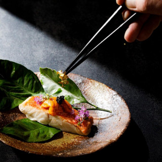 香ばしい焼き魚と濃厚な雲丹の競演。最後の彩りに金箔をあしらった、目にも鮮やかな祝肴。