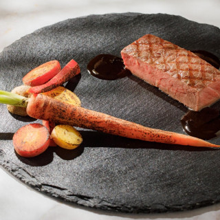 香ばしい焼き目、溢れ出す肉汁。厳選牛の濃厚な旨味を堪能する、至福のメインディッシュ。