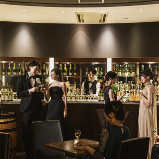 バーカウンターで寛げるゲストラウンジ。おふたりの大切なゲストを温かく迎える安らぎの空間