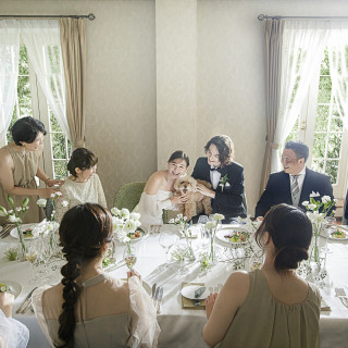 少人数専用会場で自然を感じながら美味しい料理で会話も弾む食事会。緑に包まれ祝う少人数婚