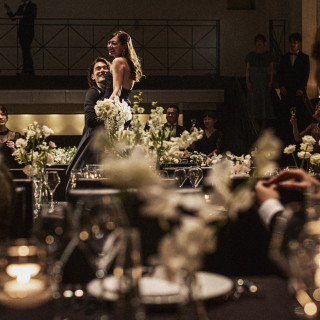 照明や映像、装花次第でクールにもモダンにも。コンセプトにこだわるおふたりにおすすめ