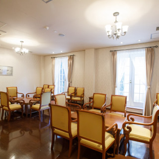 落ち着いた色調と柔らかな光に包まれた空間で、ご親族がゆったりと過ごせる特別なお控室