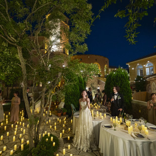 ナイトパーティもおすすめ。夜風とキャンドルに包まれる、笑顔の乾杯。開放的な雰囲気に包まれる